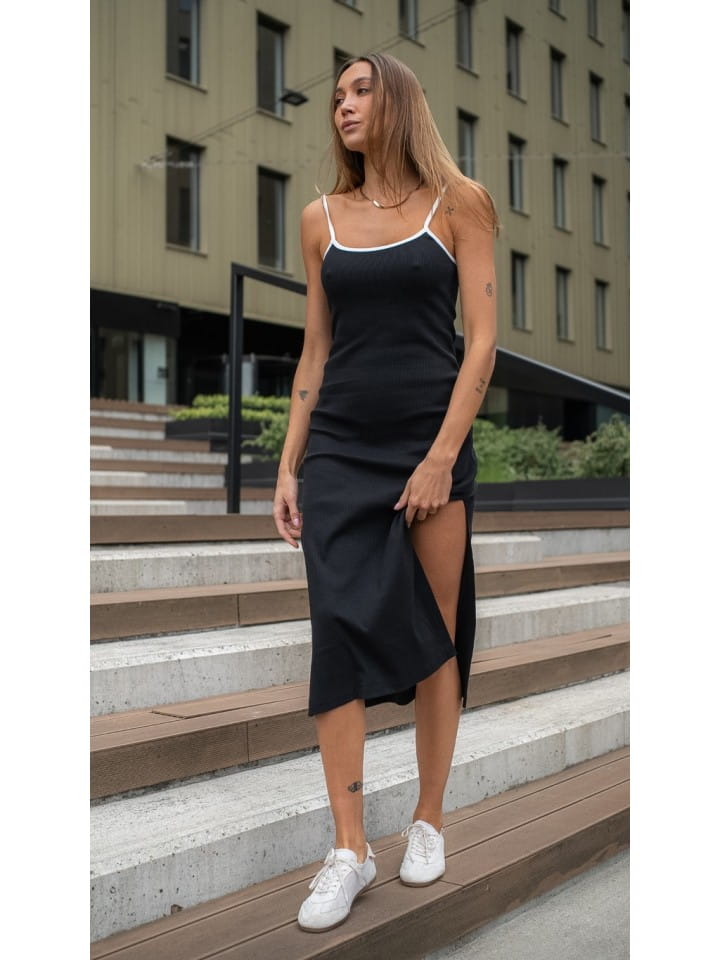 project-runway-sukienka-prazek-czarna.jpg
